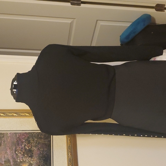 Beautiful black-and-white print turtleneck sweater with beaded sleeve detail - Picture 5 of 7